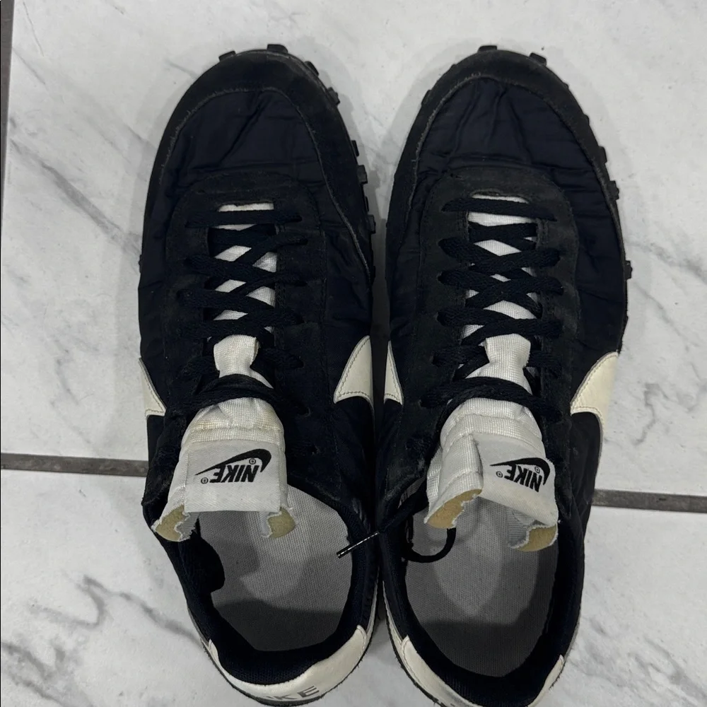 Nike Waffle Black and White Shoe Sneakers - Picture 5 of 5